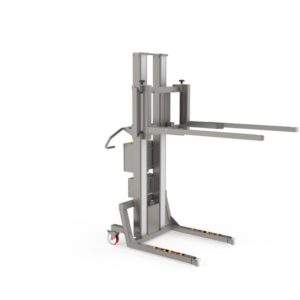 The adjustable fork on this electric lift allows for flexibility in handling loads of different dimensions.
