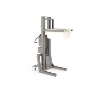 On this battery operated lift is attached a simple fork that can be used to lift boxes (as is the case here) or pallets.
