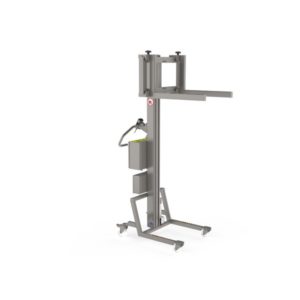 An adjustable fork on this pallet lift allows not only for lifting pallets but also for handling boxes of different sizes and dimensions.